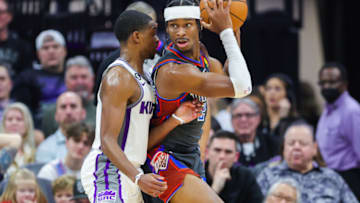 OKC Thunder guard Shai Gilgeous-Alexander (2) is defended by Kings guard De'Aaron Fox: Sergio Estrada-USA TODAY Sports