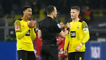 Jude Bellingham and Marco Reus argue with Felix Zwayer (Photo by INA FASSBENDER/AFP via Getty Images)