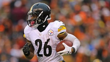 Dec 18, 2016; Cincinnati, OH, USA; Pittsburgh Steelers running back Le'Veon Bell (26) carries the ball against the Cincinnati Bengals in the second half at Paul Brown Stadium. The Steelers won 24-20. Mandatory Credit: Aaron Doster-USA TODAY Sports