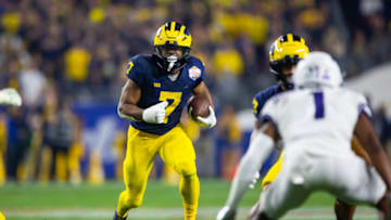 Dec 31, 2022; Glendale, Arizona, USA; Michigan Wolverines running back Donovan Edwards (7) against the TCU Horned Frogs during the 2022 Fiesta Bowl at State Farm Stadium. Mandatory Credit: Mark J. Rebilas-USA TODAY Sports
