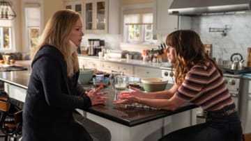 DEAD TO ME (L to R) CHRISTINA APPLEGATE as JEN HARDING and LINDA CARDELLINI as JUDY HALE in DEAD TO ME. Cr. Saeed Adyani / © 2022 Netflix, Inc.