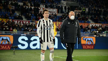 ROME, ITALY - JANUARY 09: Federico Chiesa of Juventus leaves the pitch with an injury during the Serie A match between AS Roma v Juventus at Stadio Olimpico on January 09, 2022 in Rome, Italy. (Photo by Silvia Lore/Getty Images)