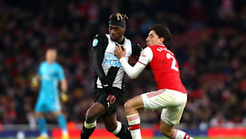 LONDON, ENGLAND - FEBRUARY 16: Hector Bellerin of Arsenal and Allan Saint Maximin of Newcastle United in action during the Premier League match between Arsenal FC and Newcastle United at Emirates Stadium on February 16, 2020 in London, United Kingdom. (Photo by Chloe Knott - Danehouse/Getty Images)