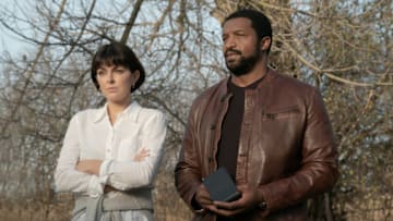 Coroner -- “Back to the Future” -- Image Number: COR305_0003 -- Pictured (L - R): Serinda Swan as Dr. Jenny Cooper and Roger Cross as Detective Donovan “Mac” McAvoy -- Photo: Ramona Diaconescu/Muse Entertainment Enterprises, Inc. -- © 2021 Muse Entertainment Enterprises, Inc.