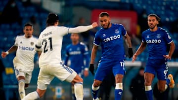 Everton's Norwegian striker Josh King (C) vies with Leeds United's Dutch defender Pascal Struijk (2nd L) during the English Premier League football match between Leeds United and Everton at Elland Road in Leeds, northern England on February 3, 2021. (Photo by Tim Keeton / POOL / AFP) / RESTRICTED TO EDITORIAL USE. No use with unauthorized audio, video, data, fixture lists, club/league logos or 'live' services. Online in-match use limited to 120 images. An additional 40 images may be used in extra time. No video emulation. Social media in-match use limited to 120 images. An additional 40 images may be used in extra time. No use in betting publications, games or single club/league/player publications. / (Photo by TIM KEETON/POOL/AFP via Getty Images)