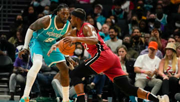 Miami Heat forward Jimmy Butler (22) drives to the basket against Charlotte Hornets center Montrezl Harrell (8)( Jim Dedmon-USA TODAY Sports)