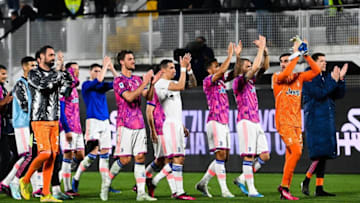 Juventus' Argentinian forward Angel Di Maria (C) and teammates acknowledge the public at the end of the Italian Serie A football match between Spezia and Juventus, on February 19, 2023 at the Alberto-Picco stadium in La Spezia. (Photo by ANDREAS SOLARO / AFP) (Photo by ANDREAS SOLARO/AFP via Getty Images)