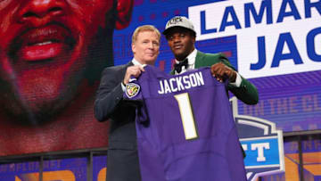 ARLINGTON, TX - APRIL 26: Lamar Jackson of Louisville poses with NFL Commissioner Roger Goodell after being picked #32 overall by the Baltimore Ravens during the first round of the 2018 NFL Draft at AT&T Stadium on April 26, 2018 in Arlington, Texas. (Photo by Tom Pennington/Getty Images)