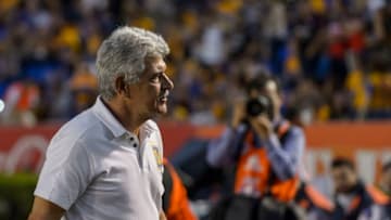 MONTERREY, MEXICO - MARCH 10: Ricardo Ferretti, coach of Tigres, gets in the field prior the 11th round match between Tigres UANL and Tijuana as part of the Torneo Clausura 2018 Liga MX at Universitario Stadium on March 10, 2018 in Monterrey, Mexico. (Photo by Azael Rodriguez/Getty Images)