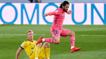 MADRID, SPAIN - OCTOBER 17: Isco of Real Madrid battle for the ball with Jens Jonsson of Cadiz CF during the La Liga Santader match between Real Madrid and Cadiz CF at Estadio Alfredo Di Stefano on October 17, 2020 in Madrid, Spain. (Photo by Diego Souto/Quality Sport Images/Getty Images)