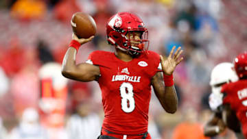 LOUISVILLE, KY - NOVEMBER 18: Lamar Jackson #8 of the Louisville Cardinals throws a pass against the Syracuse Orange during the game at Papa John's Cardinal Stadium on November 18, 2017 in Louisville, Kentucky. (Photo by Andy Lyons/Getty Images)