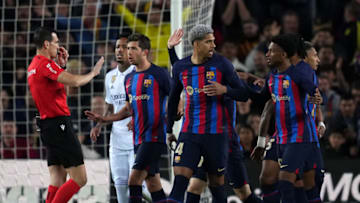 BARCELONA, SPAIN - APRIL 05: FC Barcelona players appeal to Referee Jose Luis Munuera Montero for a penalty during the Copa Del Rey Semi Final Second Leg match between FC Barcelona and Real Madrid CF at Spotify Camp Nou on April 05, 2023 in Barcelona, Spain. (Photo by Alex Caparros/Getty Images)