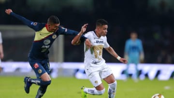 MEXICO CITY, MEXICO - DECEMBER 06: Luis Reyes (L) of America fights for the ball with Pablo Barrera (R) of Pumas during the semifinal first leg match between Pumas UNAM and America as part of the Torneo Apertura 2018 Liga MX at Olimpico Universitario Stadium on December 6, 2018 in Mexico City, Mexico. (Photo by Mauricio Salas/Jam Media/Getty Images)