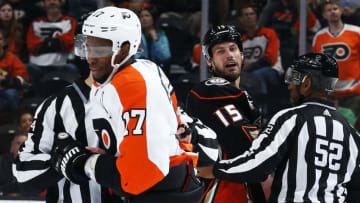 ANAHEIM, CA - OCTOBER 30: Ryan Getzlaf #15 of the Anaheim Ducks exchanges words with Wayne Simmonds #17 of the Philadelphia Flyers following a whistle during the game on October 30, 2018 at Honda Center in Anaheim, California. (Photo by Debora Robinson/NHLI via Getty Images)