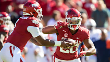 KJ Jefferson hands off the ball to Dominique Johnson. Getty Images.