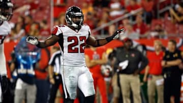 Nov 3, 2016; Tampa, FL, USA; Atlanta Falcons strong safety Keanu Neal (22) calls a play against the Tampa Bay Buccaneers during the second half at Raymond James Stadium. Atlanta Falcons defeated the Tampa Bay Buccaneers 43-28. Mandatory Credit: Kim Klement-USA TODAY Sports