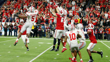 Dec 7, 2019; Indianapolis, IN, USA; Wisconsin Badgers wide receiver Danny Davis (6) goes up for a pass defended by Ohio State Buckeyes linebacker Baron Browning (5) during the fourth quarter in the 2019 Big Ten Championship Game at Lucas Oil Stadium. Mandatory Credit: Brian Spurlock-USA TODAY Sports