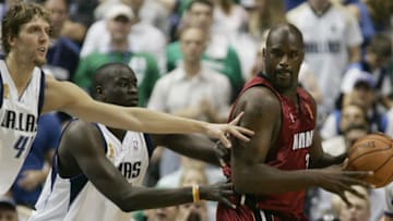 Shaquille O'Neal (R) of the Miami Heat tries to work against the defense of Dallas Mavericks' Dirk Nowitzki (L) and DeSagana Diop (C) (JEFF HAYNES/AFP via Getty Images)