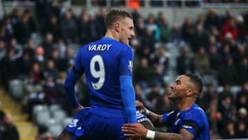 NEWCASTLE UPON TYNE, ENGLAND - NOVEMBER 21: Jamie Vardy of Leicester City celebrates scoring his team's first goal with his team mates during the Barclays Premier League match between Newcastle United and Leicester City at St James' Park on November 21, 2015 in Newcastle upon Tyne, England. (Photo by Ian MacNicol/Getty Images)