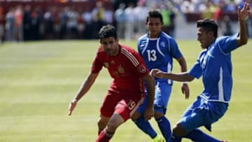 Jun 7, 2014; Landover, MD, USA; Spain striker Diego Costa (19) battles for the ball with El Salvador defender Alexander Mendoza (5) in the first half at FedEx Field. Spain won 2-0. Mandatory Credit: Geoff Burke-USA TODAY Sports