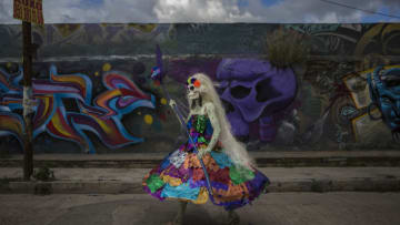 OAXACA, MEXICO - NOVEMBER 02: A person characterized by a Pre-Hispanic Death walks addresses a troupe in the streets of Oaxaca as part of the 'Day of the Dead' celebrations on November 2, 2019 in Oaxaca, Mexico. Every year, people in Mexico remember those who died visiting cemeteries and decorating graves, they also make offerings with traditional decorations, flowers, food and sweets that loved ones liked. (Photo by Cristopher Rogel Blanquet / Getty Images)