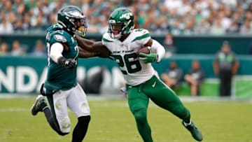 PHILADELPHIA, PENNSYLVANIA - OCTOBER 06: Running Back Le'Veon Bell #26 of the New York Jets runs with the ball during the second half against the Philadelphia Eagles at Lincoln Financial Field on October 06, 2019 in Philadelphia, Pennsylvania. (Photo by Todd Olszewski/Getty Images)