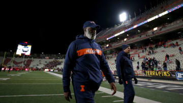 COLLEGE PARK, MD - OCTOBER 27: Head coach Lovie Smith of the Illinois Fighting Illini walks off the field after being defeated by the Maryland Terrapins at Capital One Field on October 27, 2018 in College Park, Maryland. (Photo by Will Newton/Getty Images)