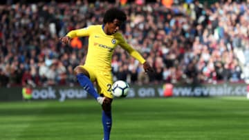 LONDON, ENGLAND - SEPTEMBER 23: Willian of Chelsea controls the ball during the Premier League match between West Ham United and Chelsea FC at London Stadium on September 23, 2018 in London, United Kingdom. (Photo by Dan Istitene/Getty Images)