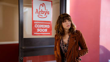 DEAD TO ME - LINDA CARDELLINI as JUDY HALE in episode 5 of DEAD TO ME. Cr. SAEED ADYANI/NETFLIX © 2020