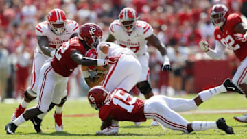 TUSCALOOSA, AL - SEPTEMBER 29: Dylan Moses #32 and Xavier McKinney #15 of the Alabama Crimson Tide sack Andre Nunez #7 of the Louisiana Ragin Cajuns at Bryant-Denny Stadium on September 29, 2018 in Tuscaloosa, Alabama. (Photo by Kevin C. Cox/Getty Images)