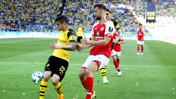 DORTMUND, GERMANY - MAY 05: Alexander Hack of Mainz (R) challenges Christian Pulisic of Dortmund (L) during the Bundesliga match between Borussia Dortmund and 1. FSV Mainz 05 at Signal Iduna Park on May 5, 2018 in Dortmund, Germany. (Photo by Christof Koepsel/Bongarts/Getty Images)
