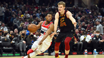 CLEVELAND, OHIO - FEBRUARY 26: Ish Smith #4 of the Washington Wizards drives to the basket against Lauri Markkanen #24 of the Cleveland Cavaliers during the second quarter at Rocket Mortgage Fieldhouse on February 26, 2022 in Cleveland, Ohio. NOTE TO USER: User expressly acknowledges and agrees that, by downloading and/or using this photograph, user is consenting to the terms and conditions of the Getty Images License Agreement. (Photo by Jason Miller/Getty Images)
