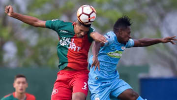 Uruguay's Boston River player Ronald Araujo (L) vies for the ball with Colombia's Jaguares Pablo Rojas during their Copa Sudamericana football match at the Jaraguay stadium in Monteria, Colombia, on April 10, 2018. / AFP PHOTO / Raul ARBOLEDA (Photo credit should read RAUL ARBOLEDA/AFP/Getty Images)