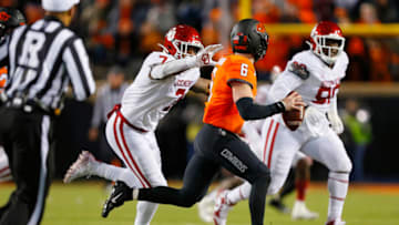 STILLWATER, OK - NOVEMBER 30: Defensive lineman Ronnie Perkins #7 of the Oklahoma Sooners rushes quarterback Dru Brown #6 of the Oklahoma State Cowboys in the fourth quarter on November 30, 2019 at Boone Pickens Stadium in Stillwater, Oklahoma. OU won 34-16. (Photo by Brian Bahr/Getty Images)