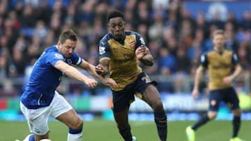 LIVERPOOL, ENGLAND - MARCH 19: Danny Welbeck of Arsenal and Phil Jagielka of Everton compete for the ball during the Barclays Premier League match between Everton and Arsenal at Goodison Park on March 19, 2016 in Liverpool, England. (Photo by Chris Brunskill/Getty Images)