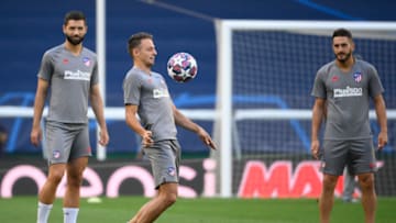 Atletico Madrid's Colombian defender Santiago Arias (C) controls the ball during a training session at the Jose Alvalade stadium in Lisbon on August 12, 2020 on the eve of the UEFA Champions League quarter-final football match between Leipzig and Atletico Madrid. (Photo by LLUIS GENE / AFP) (Photo by LLUIS GENE/AFP via Getty Images)