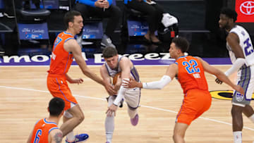 Kings guard Kyle Guy (7) drives between OKC Thunder center Aleksej Pokusevski (17) : Kelley L Cox-USA TODAY Sports