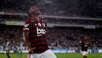 RIO DE JANEIRO, BRAZIL - NOVEMBER 07: Lincoln of Flamengo celebrates after scoring the first goal of his team during a match between Botafogo and Flamengo as part of Brasileirao Series A 2019 at Engenhao Stadium on November 7, 2019 in Rio de Janeiro, Brazil. (Photo by Wagner Meier/Getty Images)