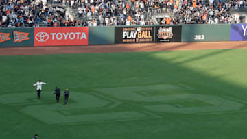 SAN FRANCISCO, CA - AUGUST 11: Former San Francisco Giants player Barry Bonds, left, waves to fans as he takes left field after a ceremony to retire his number 25 jersey at AT&T Park on August 11, 2018 in San Francisco, California. (Photo by Jeff Chiu/Pool via Getty Images)