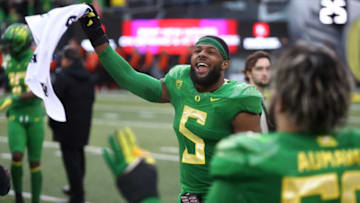 Oregon's Kayvon Thibodeaux dances to "Shout". (Imagn Images photo pool)
