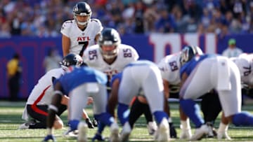 EAST RUTHERFORD, NEW JERSEY - SEPTEMBER 26: Younghoe Koo #7 of the Atlanta Falcons prepares to kick the game winning field goal during the fourth quarter in the game against New York Giants at MetLife Stadium on September 26, 2021 in East Rutherford, New Jersey. (Photo by Sarah Stier/Getty Images)