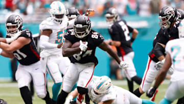MIAMI GARDENS, FLORIDA - OCTOBER 24: Cordarrelle Patterson #84 of the Atlanta Falcons breaks a tackle from Zach Sieler #92 of the Miami Dolphins at Hard Rock Stadium on October 24, 2021 in Miami Gardens, Florida. (Photo by Michael Reaves/Getty Images)
