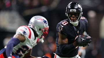 ATLANTA, GEORGIA - NOVEMBER 18: Kyle Pitts #8 of the Atlanta Falcons runs with the ball against J.C. Jackson #27 of the New England Patriots in the second quarter at Mercedes-Benz Stadium on November 18, 2021 in Atlanta, Georgia. (Photo by Todd Kirkland/Getty Images)