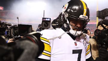 KANSAS CITY, MISSOURI - JANUARY 16: Ben Roethlisberger #7 of the Pittsburgh Steelers reacts as he walks off the field after buing defeated by the Kansas City Chiefs 42-21 in the NFC Wild Card Playoff game at Arrowhead Stadium on January 16, 2022 in Kansas City, Missouri. (Photo by Dilip Vishwanat/Getty Images)