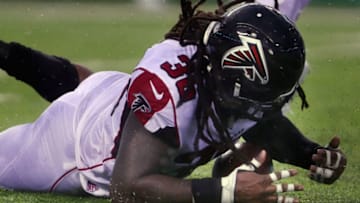 EAST RUTHERFORD, NJ - OCTOBER 29: Strong safety Kemal Ishmael #36 of the Atlanta Falcons recovers a fumble against the New York Jets during the fourth quarter of the game at MetLife Stadium on October 29, 2017 in East Rutherford, New Jersey. The Atlanta Falcons won 25-20. (Photo by Ed Mulholland/Getty Images)