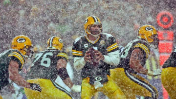 Green Bay Packers' Brett Favre looks for a receiver in heavy snow during game against the Seattle Seahawks at Lambeau Field Saturday, January 12, 2007.Packers13 Spt Sieu 17