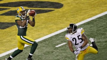 Green Bay Packers receiver Greg Jennings (85) catches a pass for a touchdown ahead of Pittsburgh Steelers defender Ryan Clark (25) in the first half of Super Bowl XLV, in Arlington, Texas, Sunday, Feb. 6, 2011.Packers07 Spt Sieu 1