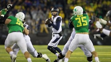 Nov 7, 2015; Eugene, OR, USA; California Golden Bears quarterback Jared Goff (16) throws the ball against the Oregon Ducks at Autzen Stadium. Mandatory Credit: Scott Olmos-USA TODAY Sports