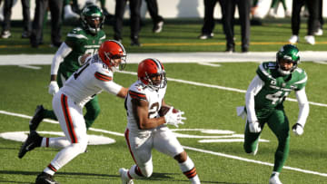 EAST RUTHERFORD, NEW JERSEY - DECEMBER 27: (NEW YORK DAILIES OUT) Nick Chubb #24 of the Cleveland Browns in action against the New York Jets at MetLife Stadium on December 27, 2020 in East Rutherford, New Jersey. The Jets defeated the Browns 23-16. (Photo by Jim McIsaac/Getty Images)