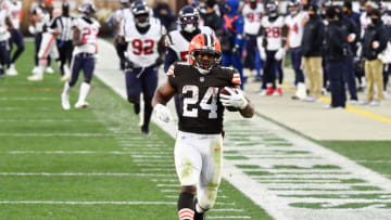 CLEVELAND, OHIO - NOVEMBER 15: Nick Chubb #24 of the Cleveland Browns runs the ball against the Houston Texans during the second half at FirstEnergy Stadium on November 15, 2020 in Cleveland, Ohio. (Photo by Jamie Sabau/Getty Images)